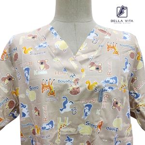 Vêtements vétérinaires à motif d'animaux sérigraphiés en coton Latte confortable pour des uniformes d'hôpital de mouvement sans effort - Product Image 1