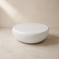 Table basse moderne en pierre blanche, ronde et sculpturale, personnalisable pour salon de villa