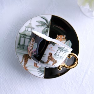 Tasse à café et soucoupe en céramique de style chinois - Poignée noire et or, motif tigre, forme irrégulière, vintage - Product Image 1