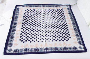 Bufanda de seda cuadrada de 90*90cm con estampado de puntos redondos en blanco y negro de estilo Vintage europeo y americano para el verano - Product Image 6