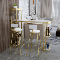 Table de bar moderne nordique en pierre frittée avec porte-bouteilles, structure en métal doré, comptoir de bar autoportant pour appartement