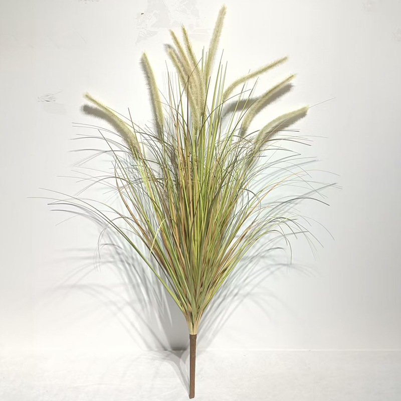 ใบไม้สีเขียวและหางจิ้งจอกสีเหลือง