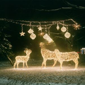 Lumières LED en forme de renne en métal et rotin personnalisées, certifiées IP65, garantie 2 ans, pour décorations de fêtes intérieures. - Product Image 1