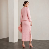 Ensemble tailleur tweed deux pièces pour femme, rose, avec veste peplum à franges en bouclé et jupe midi fendue taille haute, sans col