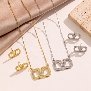 Set di Collana e <span class=keywords><strong>Orecchini</strong></span> di <span class=keywords><strong>Lusso</strong></span> a Forma di V per Donne, Nuova Collezione di Gioielli in Acciaio Inossidabile con Diamanti, Marche Famose - Product Image 1