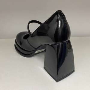 Zapatos de tacón grueso de 9 cm para mujer, de cuero vacuno patentado, con plantilla de piel de cerdo, punta cuadrada, estilo Mary Jane, personalizables con logo de fábrica. - Product Image 5