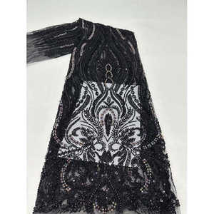 Tissu en dentelle de tulle brodé 3D noir de luxe, fait à la main avec des perles, des paillettes, un grand motif de fleurs et des strass pour les mariages - Product Image 6