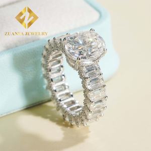 Anillo de Compromiso de Lujo con Diamante Moissanita Ovalado de 5 Quilates + Esmeralda, Color Plata 925, Joyería Nupcial de Boutique - Product Image 5