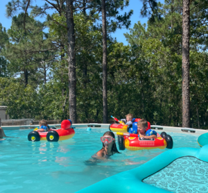 عوامات حمام سباحة قابلة للنفخ على شكل شاحنة إطفاء مصنوعة من البي في سي مع مسدس رش مدمج للأطفال من عمر 3 إلى 8 سنوات - Product Image 5