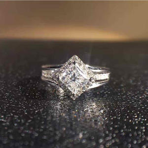 Anello di Fidanzamento Q646 con Diamante Taglio Principessa in Oro Bianco, Colore D Naturale, per Donna - Product Image 3