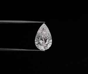 เพชรเพาะเลี้ยงในห้องปฏิบัติการ 3.03 กะรัต รับรองโดย IGI สี D เจาะด้วยเลเซอร์ รูปทรงลูกแพร์ สำหรับแหวนหมั้น - Product Image 5