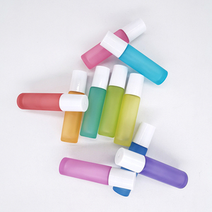 Flacons roll-on à faible MOQ, 10 ml, en verre noir, ambré, bleu ou transparent, avec bille roulante en acier inoxydable et couvercle en plastique - Product Image 5