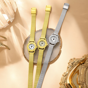 Reloj Elegante Pequeño Vintage con Grabado Navideño para Mujer, con Correa de Espiga, Diseño Dorado Pequeño de Alta Gama - Product Image 5