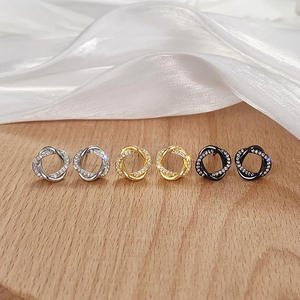 Orecchini a Perno Dorati E3331 con Cristalli Geometrici e Strass, Lussuosi per Uso Quotidiano, con Micro Incastonatura - Product Image 5