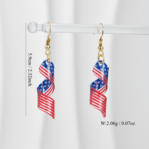 Pendientes acrílicos en espiral con bandera americana, ganchos dorados y plateados, joyería unisex, verano 2024 - Product Image 4