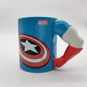 Taza de <span class=keywords><strong>café</strong></span> de sopa de cerámica en forma de Capitán <span class=keywords><strong>América</strong></span> promocional de lujo, nuevo juego de regalo de vacaciones con mango muscular, diseño bonito - Product Image 3