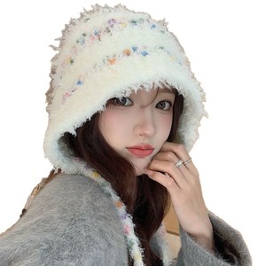 Gorro de punto colorido y esponjoso para mujer, cálido, con protección para las orejas y cordón ajustable para clima frío. - Product Image 5