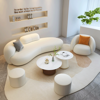 Ensemble de canapés modulaires de luxe en cuir synthétique crème de style scandinave, avec zone lounge incurvée accessible et rembourrage en éponge, idéal pour villa