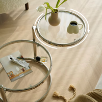 Table basse gigogne à 3 niveaux avec plateau en verre trempé transparent, structure rotative en acier inoxydable poli, design moderne et minimaliste pour le salon