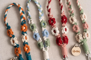 Cordon de téléphone portable tressé fait main avec motif fleur de marguerite, également utilisable comme porte-badge et bandoulière - Product Image 6