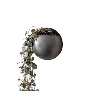 Maceta Colgante para Plantas Pequeñas con Cadenas Metálicas, Ideal para Decoración Moderna de Jardín y Hogar de Axiom Home Accents - Product Image 1