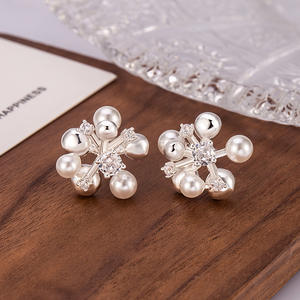 Boucles d'oreilles clous florales en argent sterling pavé de CZ, ensembles de chaînes avec boucles d'oreilles en argent 925, boucles d'oreilles ethniques plaquées or en argent sterling - Product Image 1