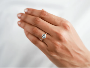 Anillo de Compromiso Moderno con Diamante Cultivado en Laboratorio de 2 Quilates, Certificado IGI, E F VS, Ovalado, Solitario, Anillo de Oro con Piedras Laterales, Regalo de Propuesta - Product Image 4