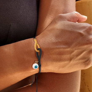 Nueva Pulsera Minimalista Hecha a Mano con Cordón Negro Ajustable y Nudo Dorado Tejido para Mujer - Product Image 1