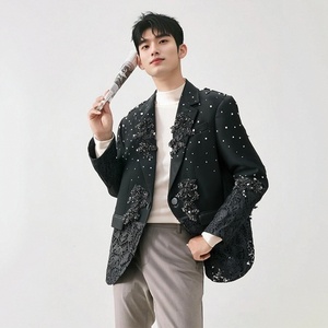 Personalizzabile: abito da uomo con cuciture in <span class=keywords><strong>pizzo</strong></span> nero personalizzato di fascia alta alla moda con strass e gioiello impreziosito. - Product Image 2