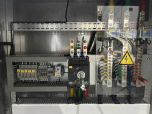 Équipement de distribution d'énergie triphasé à faible tension pour la compensation du facteur de puissance par condensateurs réactifs - Product Image 3