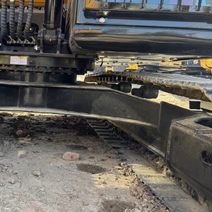 Excavatrice HITACHI ZX135 d'occasion en stock, avec accessoires : marteau hydraulique, tarière, foreuse - Product Image 4