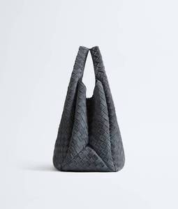 Bolso de hombro Bottega BV Travel Campana con silueta archivable en suave piel Intrecciato con cierre de lazo Veneta - Product Image 4