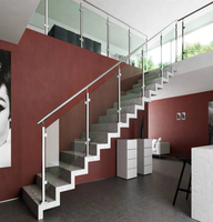 Système de balustrade moderne en verre avec poteaux en acier inoxydable pour projets de balcon, terrasse et escalier