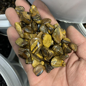 Ghiaia burattata <span class=keywords><strong>quarzo</strong></span> grezzo curativo all'ingrosso dell'<span class=keywords><strong>occhio</strong></span> <span class=keywords><strong>di</strong></span> <span class=keywords><strong>tigre</strong></span> <span class=keywords><strong>di</strong></span> cristallo della pietra preziosa curativa per la decorazione - Product Image 1