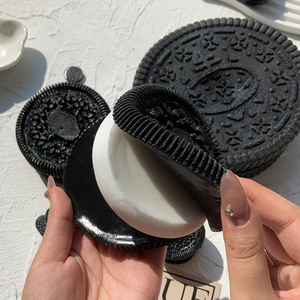Juguete antiestrés de silicona suave hecho a mano con forma de galleta OREO, juguete sensorial de silicona TPR con forma de galleta y postre, nuevo juguete antiestrés adecuado - Product Image 1