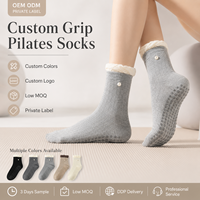 Chaussettes de Pilates personnalisées avec grip, marque privée OEM, bordure à volants perlés, semelle antidérapante en silicone, chaussettes de yoga et de barre, faible MOQ
