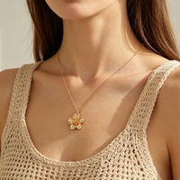 Parure de bijoux pour femme en métal plaqué or, motif fleur vintage double couche, comprenant collier avec pendentif, bracelet, boucles d'oreilles et bague