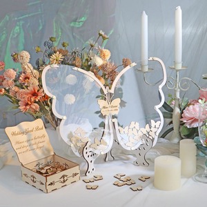 Livre d'or papillon rustique en bois à suspendre pour mariages, Quinceañeras, anniversaires et baby showers - Product Image 1