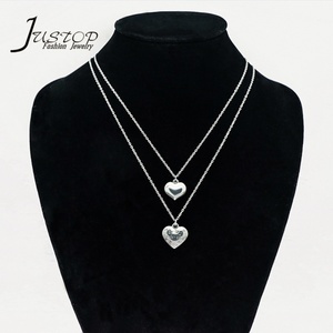 Vente en gros Pendentif en forme de cœur gravé lettre d'amour en acier inoxydable pour la fabrication de bijoux et de colliers pour hommes - Product Image 1