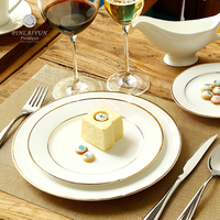 Service d'assiettes plates en porcelaine fine avec bord doré, vaisselle occidentale OEM ODM pour restaurants et hôtels