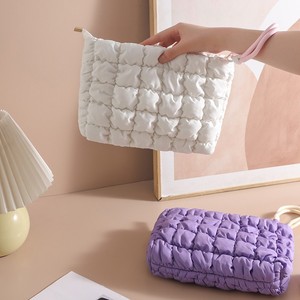 Bolsa de Cosméticos Acolchada con Relleno de Algodón, Bolsa de Maquillaje con Burbujas Suaves y Arrugas, Bolsa de Cosméticos con Volantes y Cordón - Product Image 4