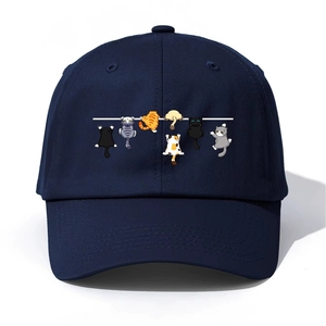 Gorra de Béisbol con Estampado Plano 2D de Gatos Adorables, con Múltiples Gatos con Diferentes Expresiones y un Patrón de Nubes y Notas Musicales - Product Image 3