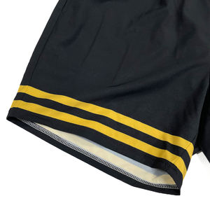 Shorts de sport pour homme personnalisés à séchage rapide, design à rayures dorées, respirants, idéaux pour la course à pied et la salle de sport - Product Image 6
