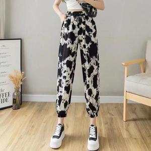 2025 estate nuovi <span class=keywords><strong>pantaloni</strong></span> da <span class=keywords><strong>donna</strong></span> a nove punti a vita alta a vita alta con stampa a inchiostro Casual Bloomers in seta di ghiaccio stile anteriore piatto - Product Image 3