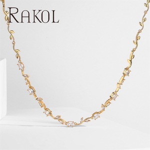 Colar de Zircônia Cúbica com Design de Folha de Oliveira Rakol NP5230, Luxuoso, Banho de Ouro, Joia de Casamento - Product Image 5