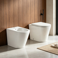 Ensemble WC deux pièces avec siphon en P, double chasse, en céramique, pour projets hôteliers, économie d'eau, moderne, vente en gros