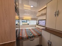 Caravana Moderna Ligera para 4 Personas, Versión Confort, Panel Solar de 600W, Batería de Plomo-Ácido de 200Ah para Viajes en Autocaravana