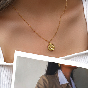 CAIOOCHE Collier anti-ternissement en acier inoxydable plaqué or 18 carats avec pendentif pièce gravé fleur de cerisier et chaîne à perles, cadeau pour femme - Product Image 2