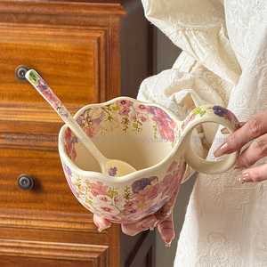 Tazza da Caffè con Manico Curvo Beige con Fiori in Fiore, Cucchiaio, Tazza per Colazione, Ciotola per Avena, Tazza in Ceramica Colorata e Vivace in Stile Ins - Product Image 4