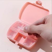 Boîte de rangement portable en plastique PP anti-poussière à 6 compartiments pour médicaments, mini boîte à pilules au design moderne et simple, couleur unie, pour la maison
